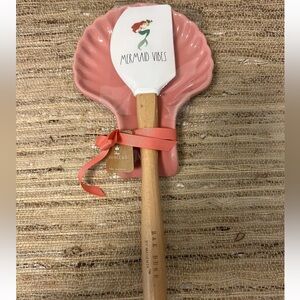 Rae Dunn Little Mermaid Vibes Ceramic Shell Spoon Rest With Spatula. NWT